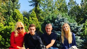 Rodina Andreje Babiše pohromadě po té, co státní zástupce zrušil trestní stíhání premiéra a jeho ženy Moniky v kauze Čapí hnízdo. (15. 9. 2019)