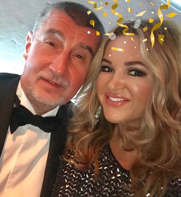 Premiér Andrej Babiš a jeho manželka Monika na silvestrovské selfie