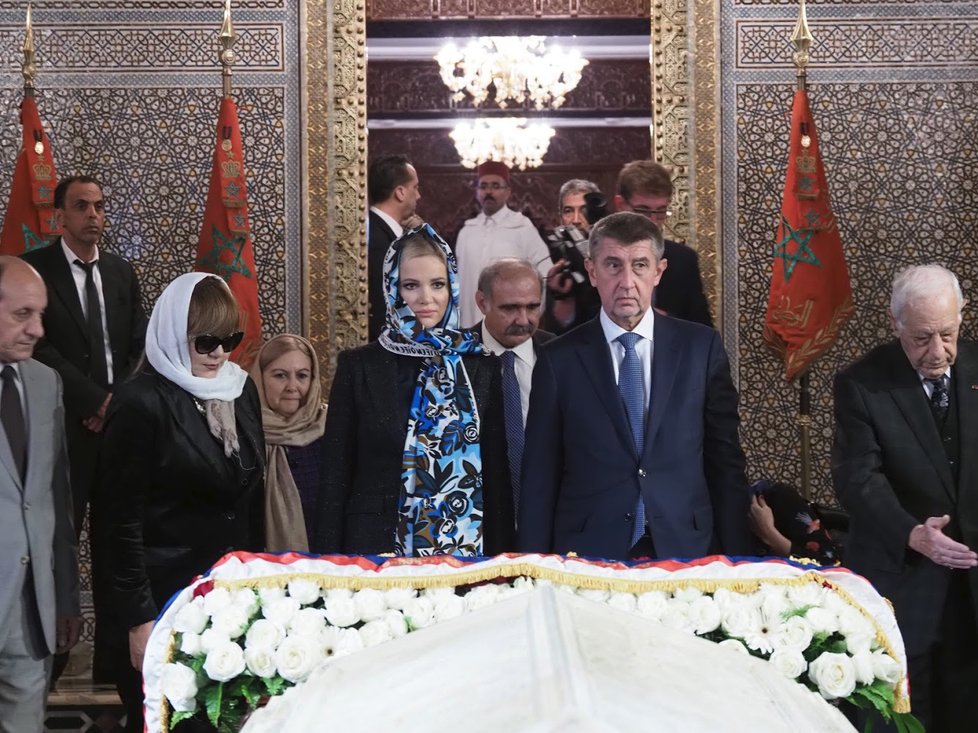 Andrej Babiš s manželkou Monikou navštívili v Maroku hned po příletu mauzoleum Mohameda V. Všichni se museli vyzout, ženy musely nasadit šátky