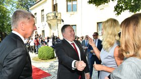 Mike Pompeo byl vřelý. Při příjezdu ke Kramářově vile s Monikou Babišovou žertoval. (12. 8. 2020)