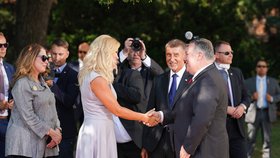 Mike Pompeo se zdraví s Monikou Babišovou. Na zahradě Kramářovy vily se pak společně všichni vyfotily s panoramatem Prahy v zádech (12. 8. 2020)