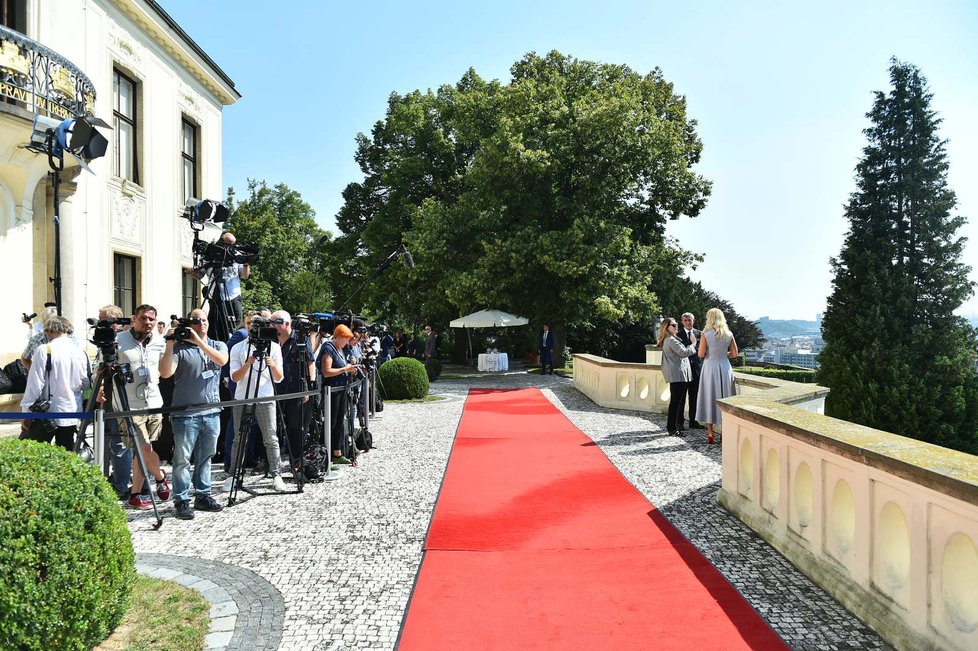 Červený koberec pro Mika Pompea a Susan Pompeovou. ( 12. 8. 2020)