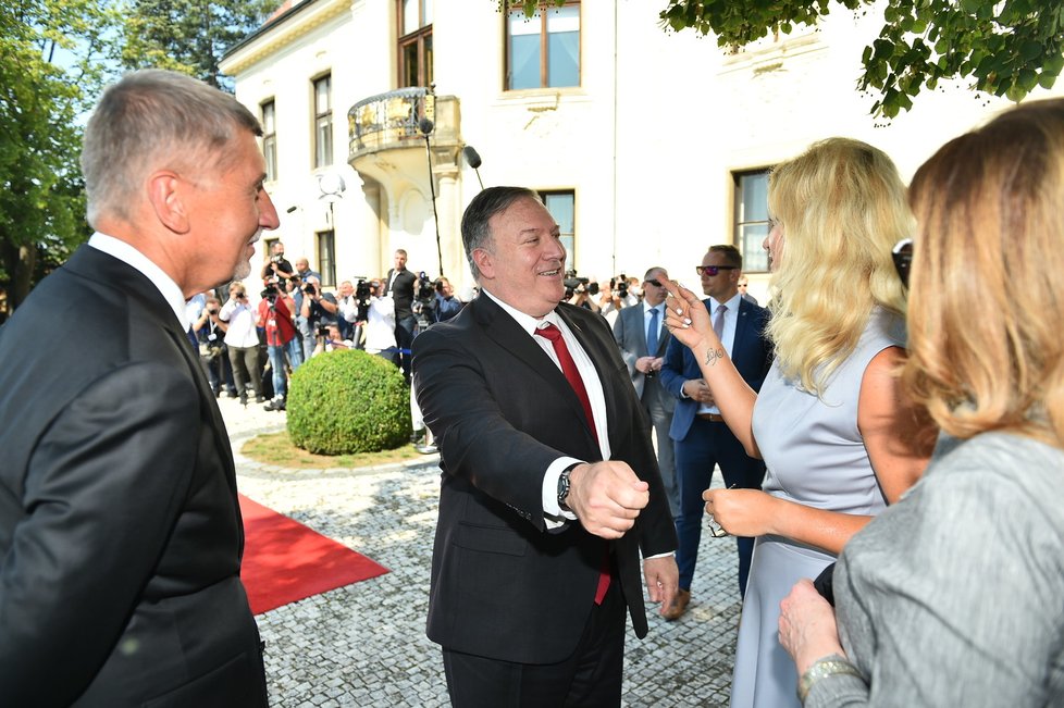 Mike Pompeo byl vřelý. Při příjezdu ke Kramářově vile s Monikou Babišovou žertoval (12. 8. 2020).