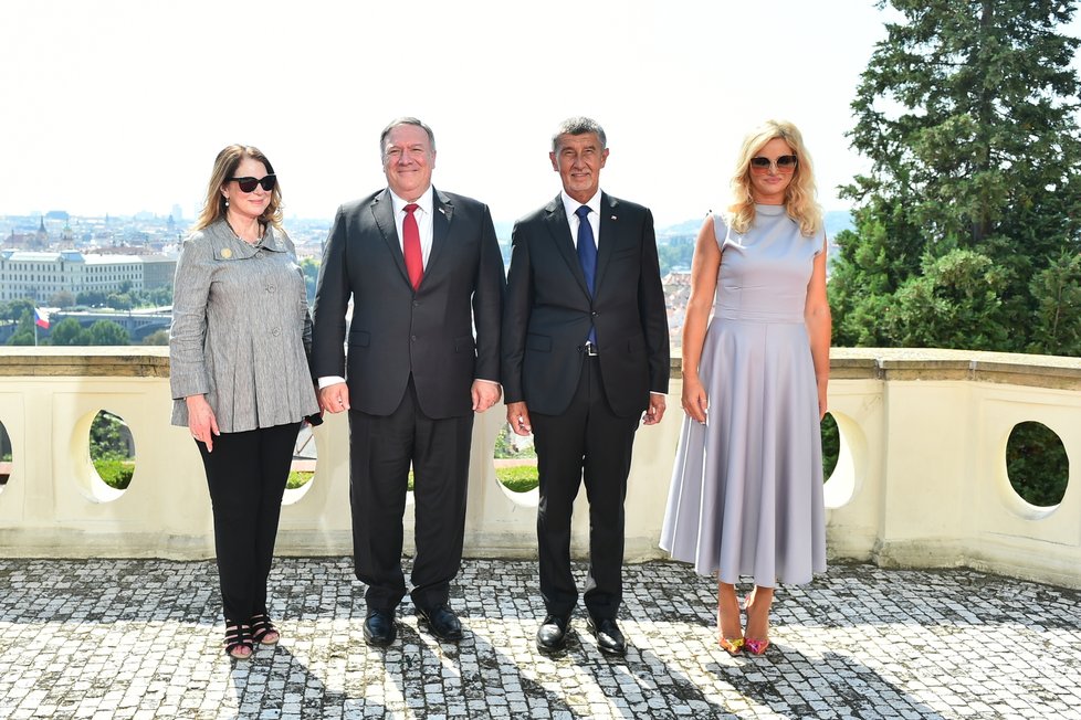 Manželé Pompeovi a Babišovi se na začátku setkání v Kramářově vile společně vyfotili s výhledem na Prahu (12. 8. 2020).