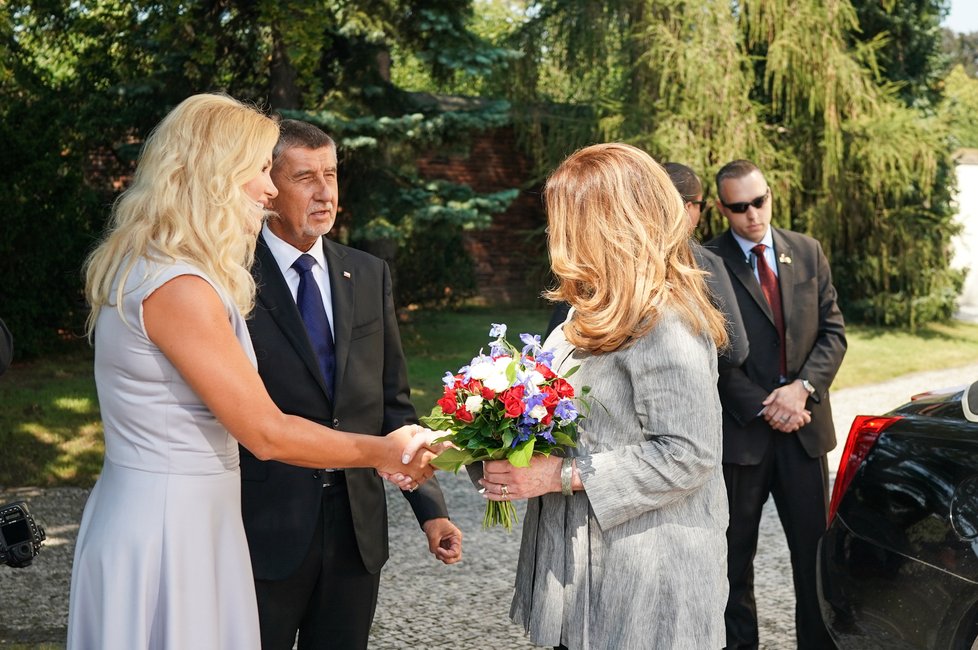 Susan Pompeová se zdraví s manželkou českého premiéra Monikou Babišovou.  Oba páry se potkaly v sídle českých premiérů - tedy v Kramářově vile. (12. 8. 2020)