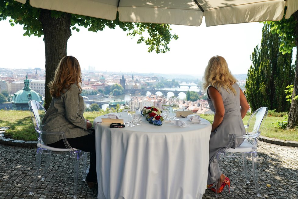 Monika Babišová a Susan Pompeová obědvaly společně na zahradě Kramářovy vily. (12. 8. 2020)