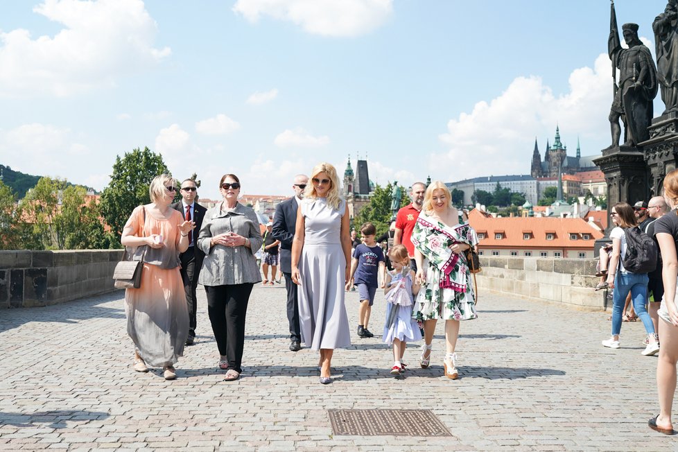 Obě dámy se prošly také po vylidněném Karlově mostě (12. 8. 2020)