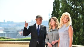 Babiš a dvě ženy. Premiér Andrej Babiš v Kramářově vile čeká se svou ženou Monikou Bibišovou a Susan Pompeovou na příjezd jejího manžela, ministra zahraničí USA Mika Pompea. (12. 8. 2020)