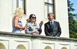 Susan Pompeová vyhlíží ze zahrady Kramářovy vily na Prahu. Společnost ji dělá český premiér Andrej Babiš a jeho žena Monika. (12. 8. 2020)