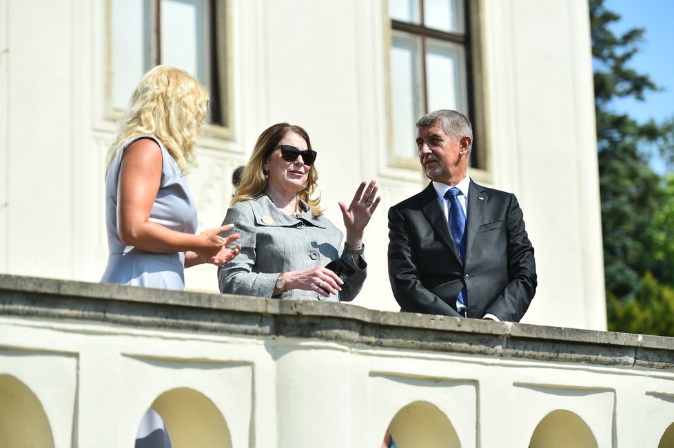 Susan Pompeová vyhlíží ze zahrady Kramářovy vily na Prahu. Společnost jí dělá český premiér Andrej Babiš a jeho žena Monika. (12. 8. 2020)