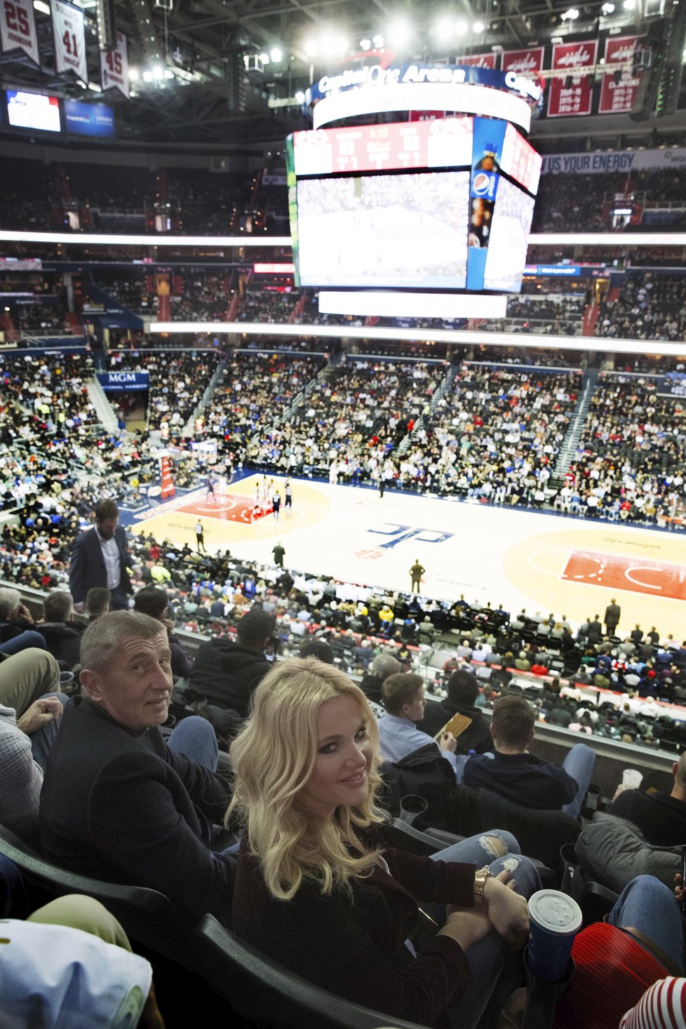 Premiér Andrej Babiš vyrazil v USA s manželkou Monikou také na NBA. Washington Wizards se střetl s Dallasem. Jediný Čech v zápase Tomáš Satoranský, který hraje za Washington, se ale s premiérem odmítl setkat