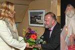 Premiér Andrej Babiš (ANO) s manželkou Monikou při příletu do USA. A kytice od velvyslance Hynka Kmoníčka (5. 3. 2019)
