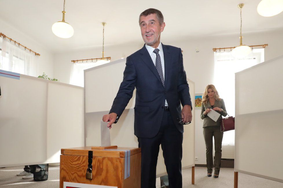 Předseda ANO Andrej Babiš odvolil. Prozradil, že hlasoval pro své hnutí a že kroužkoval. Občanskou povinnost splnila také jeho manželka Monika.