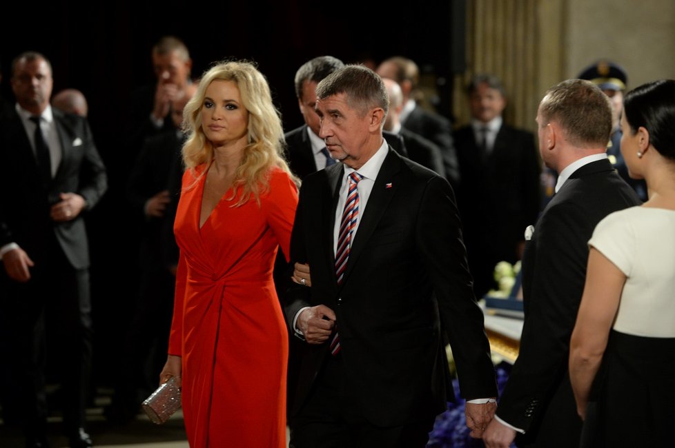 Premiér Andrej Babiš si vzal na Pražský hrad kravatu v barvách trikolory. Monika Babišová zvolila červené šaty, ve kterých byla nepřehlédnutelná (28. 10. 2018)