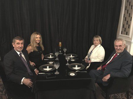 Premiér v demisi Andrej Babiš s manželkou Monikou a prezident Miloš Zeman s chotí Ivanou v Průhonicích