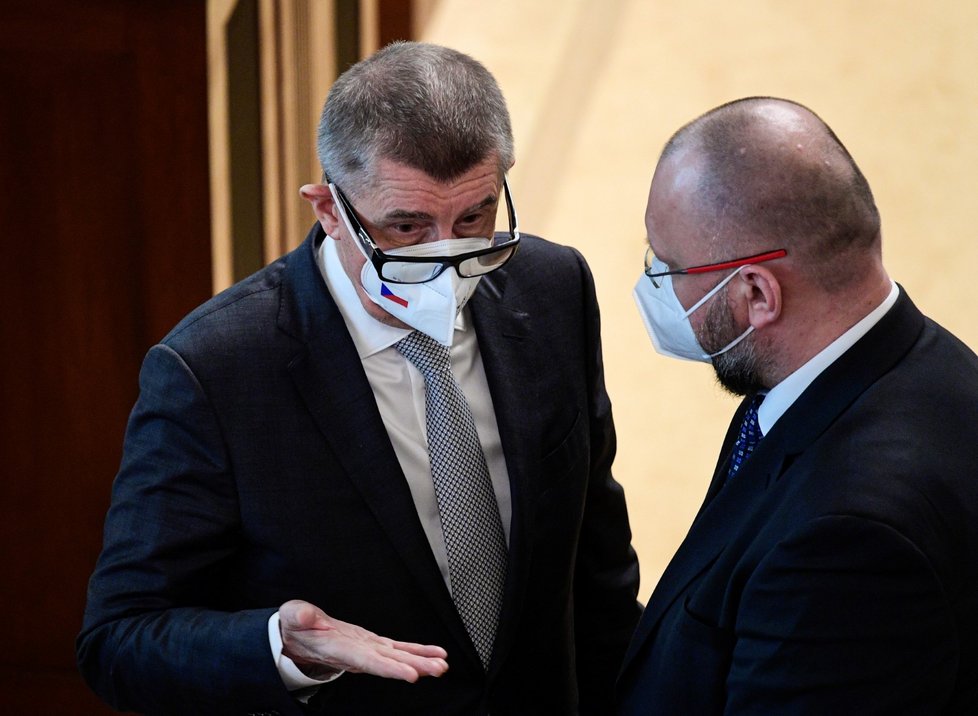 Premiér Andrej Babiš (ANO) a poslanec KDU-ČSL Jan Bartošek (vpravo) na schůzi Poslanecké sněmovny (26. 3. 2021)
