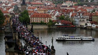 Proti Babišovi a jmenování Benešové vyšly do pražských ulic tisíce lidí 