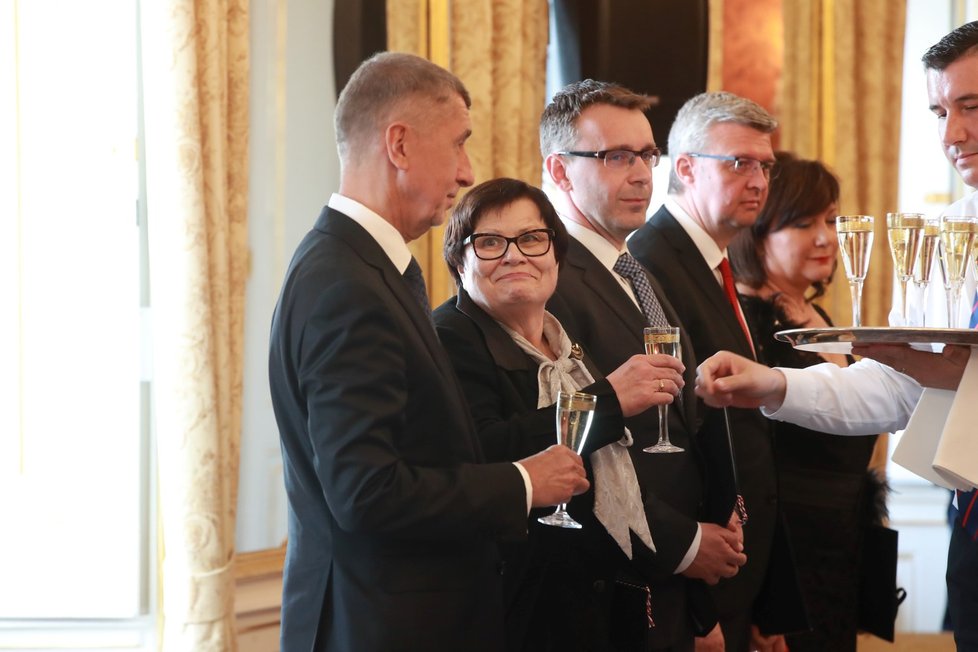 Ke jmenovacími ceremoniálu na Hradě patří tradičně také přípitek s novými ministry. (30. 4. 2019)