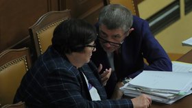 Premiér Andrej Babiš (ANO) s ministryní Marií Benešovou (za ANO) v Poslanecké Sněmovně (10.9.2019)