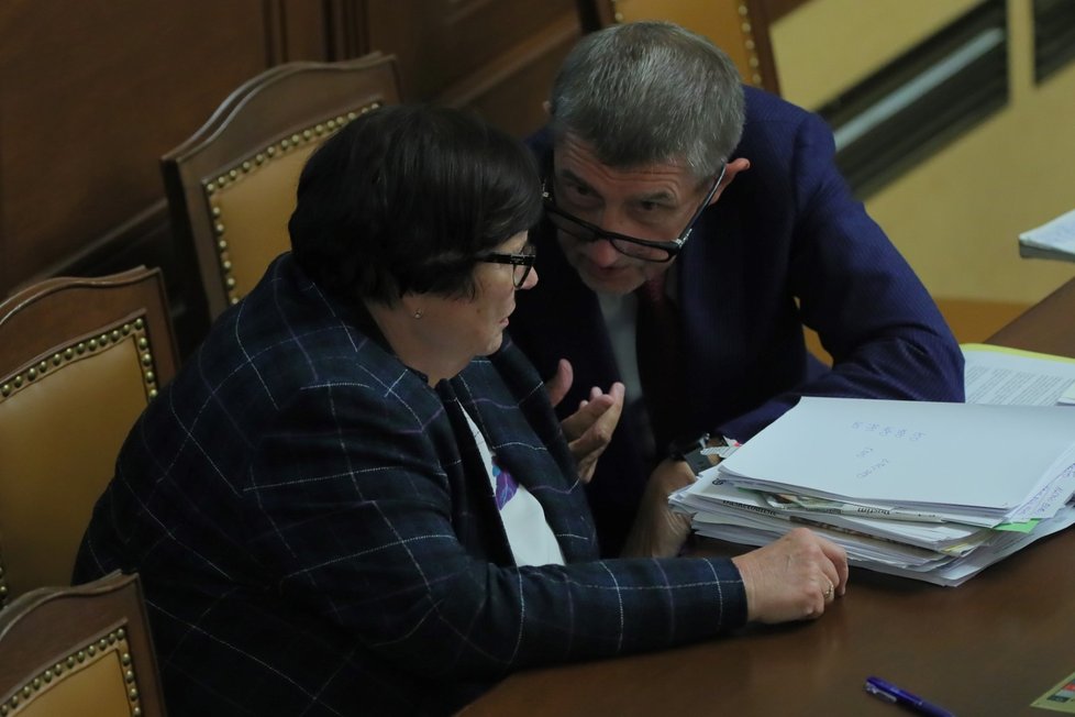 Premiér Andrej Babiš (ANO) s ministryní Marií Benešovou (za ANO) v Poslanecké sněmovně (10. 9. 2019)