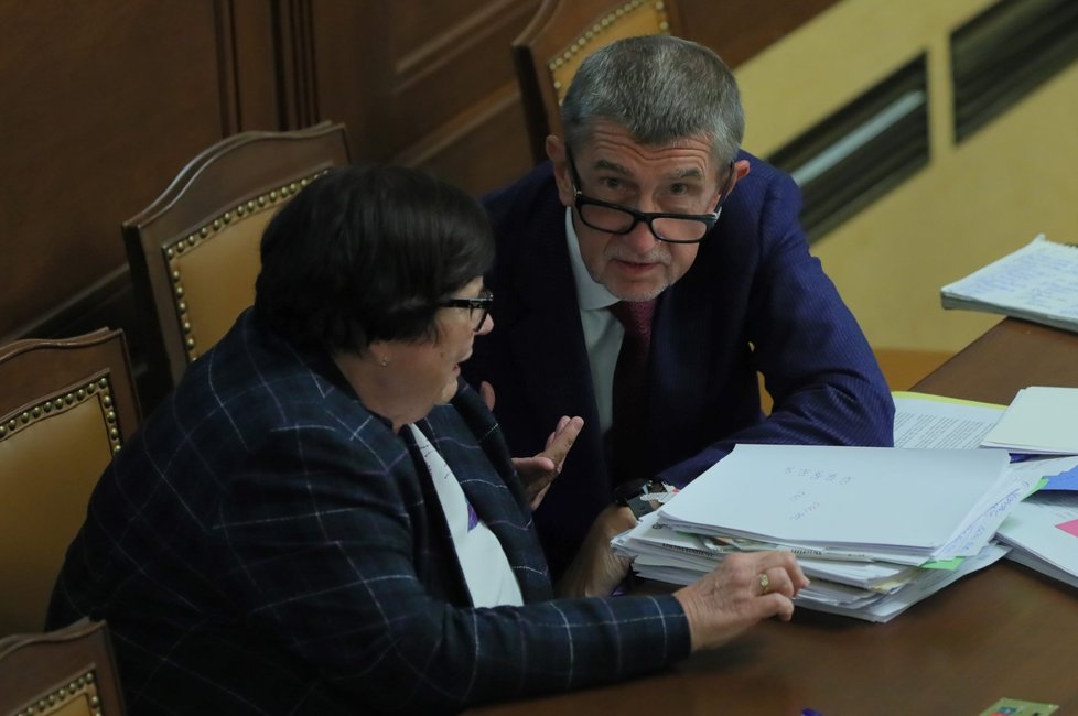 Premiér Andrej Babiš (ANO) s ministryní Marií Benešovou (za ANO) v Poslanecké Sněmovně (10.9.2019)