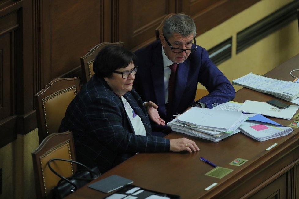 Premiér Andrej Babiš (ANO) s ministryní Marií Benešovou (za ANO) v Poslanecké Sněmovně (10.9.2019)