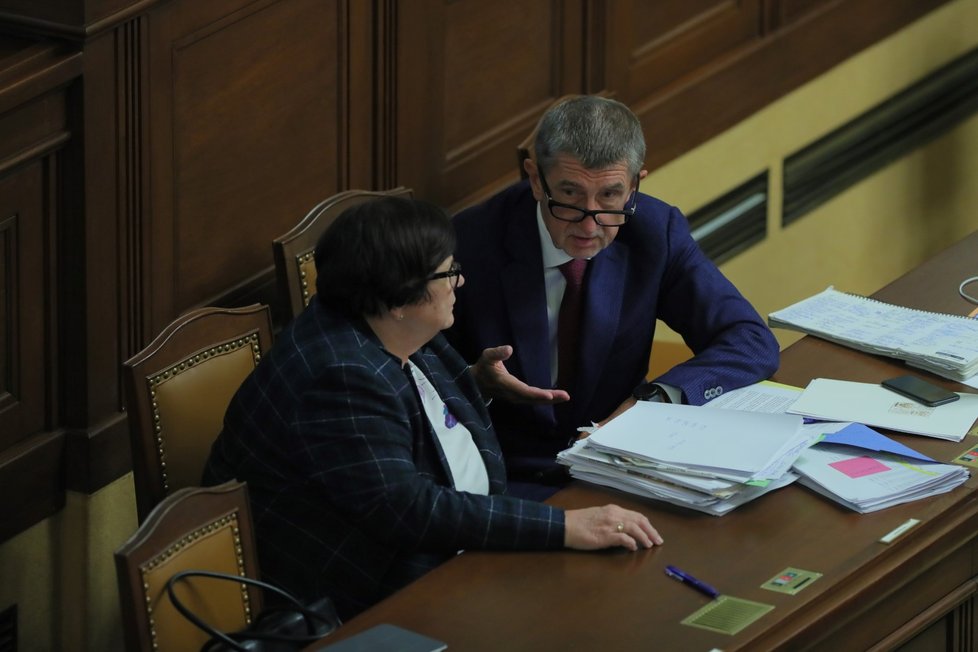 Premiér Andrej Babiš (ANO) s ministryní Marií Benešovou (za ANO) v Poslanecké Sněmovně (10.9.2019)