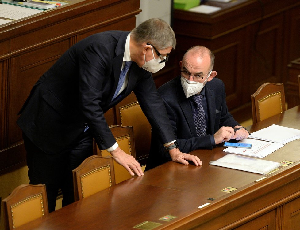 Vláda Andreje Babiše žádá ve Sněmovně o další prodloužení nouzového stavu. Tentokrát až do 20. prosince.