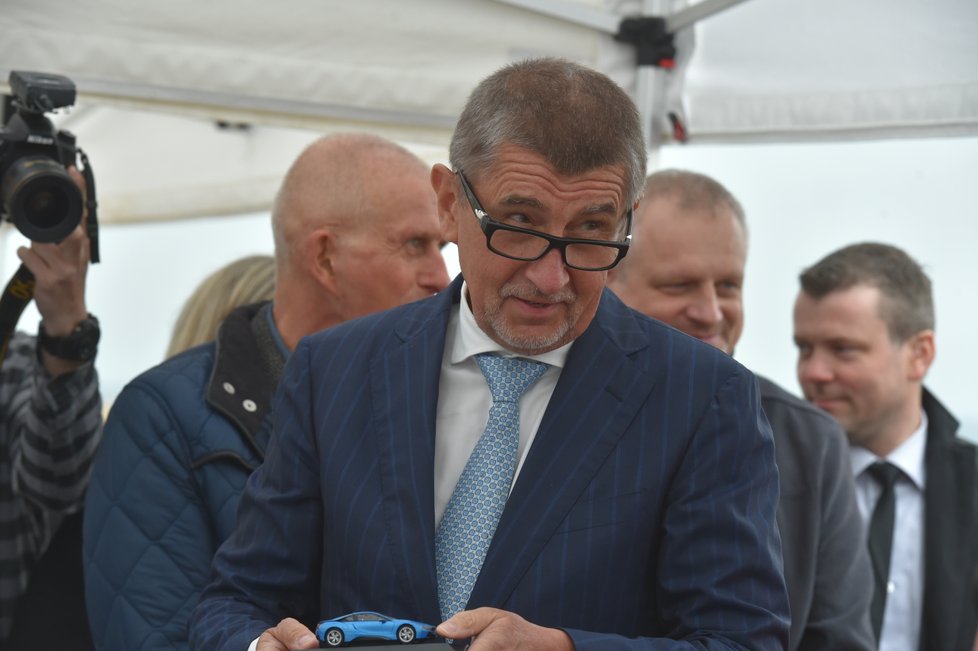 Andrej Babiš (vpravo) na místě nedaleko Sokolova, kde chce automobilka BMW vybudovat testovací polygon pro autonomní vozy. Vlevo je hlavní vlastník Sokolovské uhelné František Štěpánek, uprostřed starosta Sokolova Jan Picka