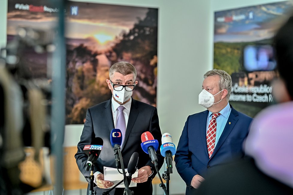 Premiér Andrej Babiš (ANO) zamířil s ministrem životního prostředí Richardem Brabcem (ANO) na klimatickou konferenci do Skotska (1. 11. 2021).