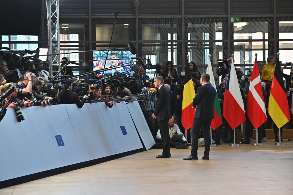 Premiér Andrej Babiš při příchodu na mimořádný summit EU v Bruselu kvůli brexitu odpovídal na otázky jak českých, tak i zahraničních novinářů (10. 4. 2019)
