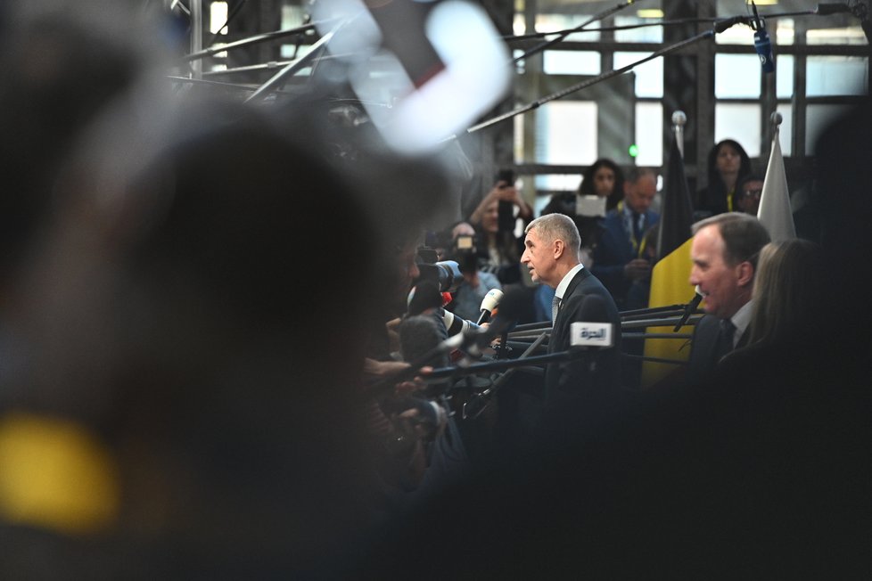 Premiér Andrej Babiš při příchodu na mimořádný summit EU v Bruselu kvůli brexitu odpovídal na otázky jak českých, tak i zahraničních novinářů (10. 4. 2019)