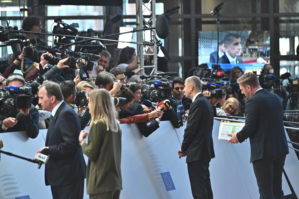 Premiér Andrej Babiš při příchodu na mimořádný summit EU v Bruselu kvůli brexitu odpovídal na otázky jak českých, tak i zahraničních novinářů (10. 4. 2019)