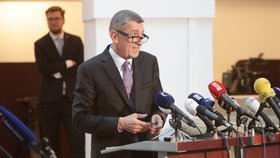 Premiér Andrej Babiš (ANO) ve Sněmovně na tiskové konferenci, kde se vyjadřuje k rozhodnutí státního zástupce o kauze Čapí hnízdě (4.12.2019)