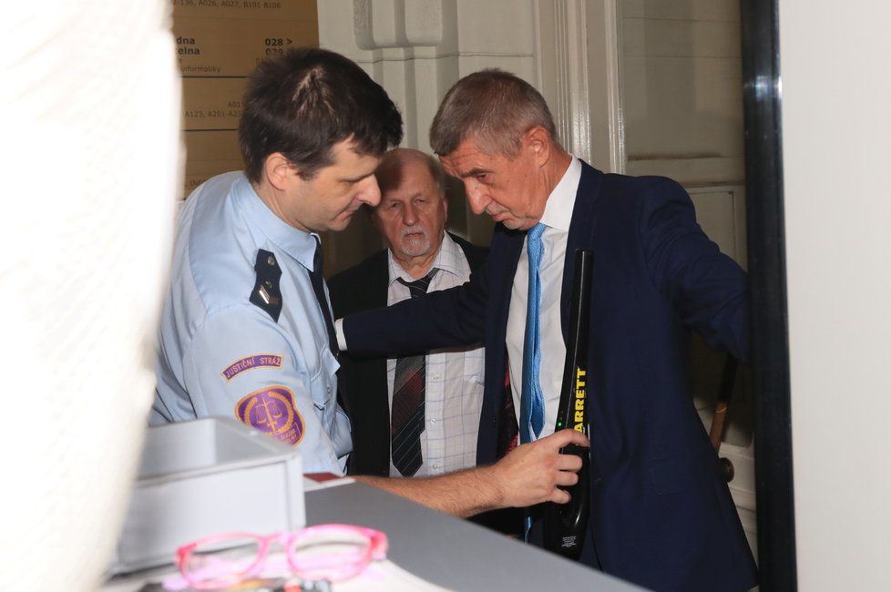 Hlavní líčení kvůli kauze Čapí hnízdo: Andrej Babiš dorazil bočním vchodem (12.9.2022)