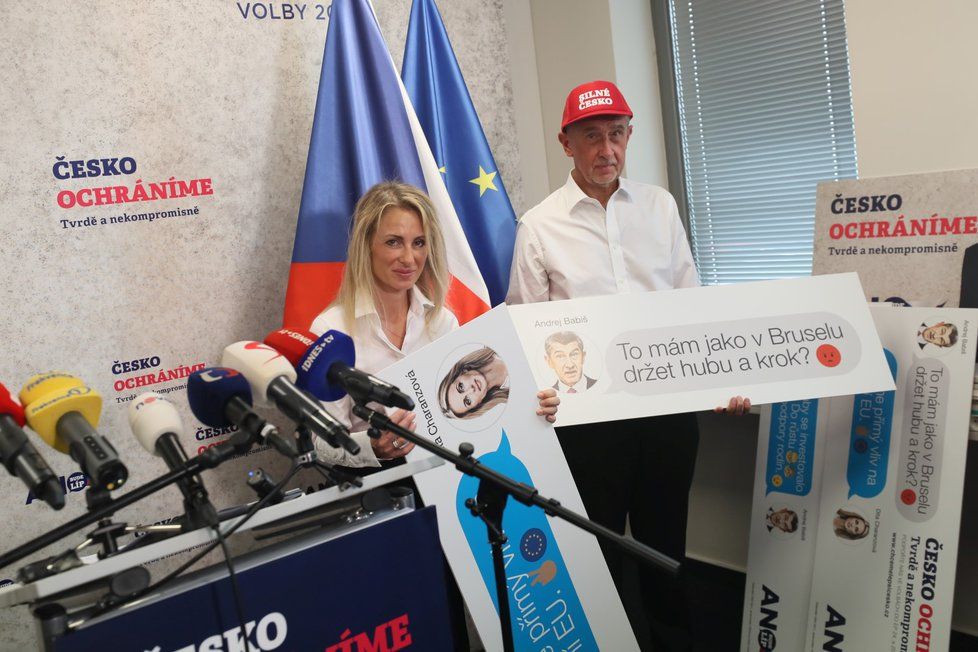Lídryně kandidátky hnutí ANO Dita Charanzová a s premiérem Andrejem Babišem, který se do své čepice Silné Česko skoro zamiloval &#34;okopčil jsem to od Trumpa&#34; tvrdí Babiš