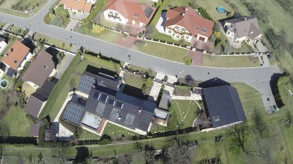Na střechu domu si nechali nainstalovat solární panely.