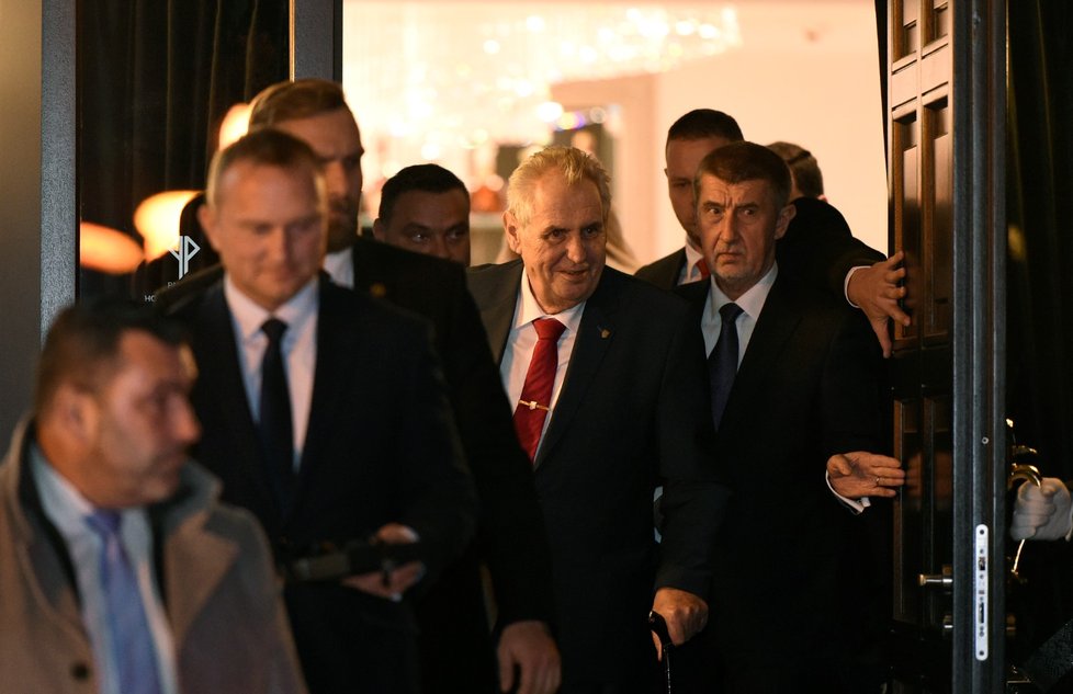 Prezident Miloš Zeman a premiér v demisi Andrej Babiš po večeři v Průhonicích