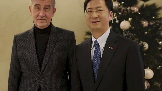 Premiér Babiš vysvětloval situaci kolem čínské techniky, která má ohrožovat bezpečnost Česka, na čínské ambasádě.