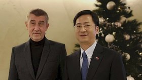 Premiér Babiš vysvětloval situaci kolem čínské techniky, která má ohrožovat bezpečnost Česka, na čínské ambasádě.