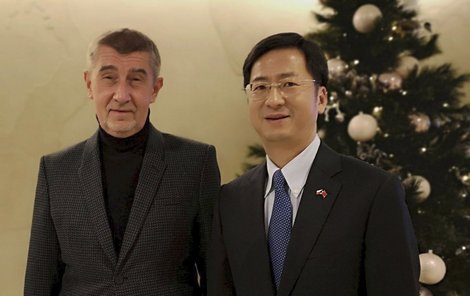 Premiér Babiš vysvětloval situaci kolem čínské techniky, která má ohrožovat bezpečnost Česka, na čínské ambasádě.