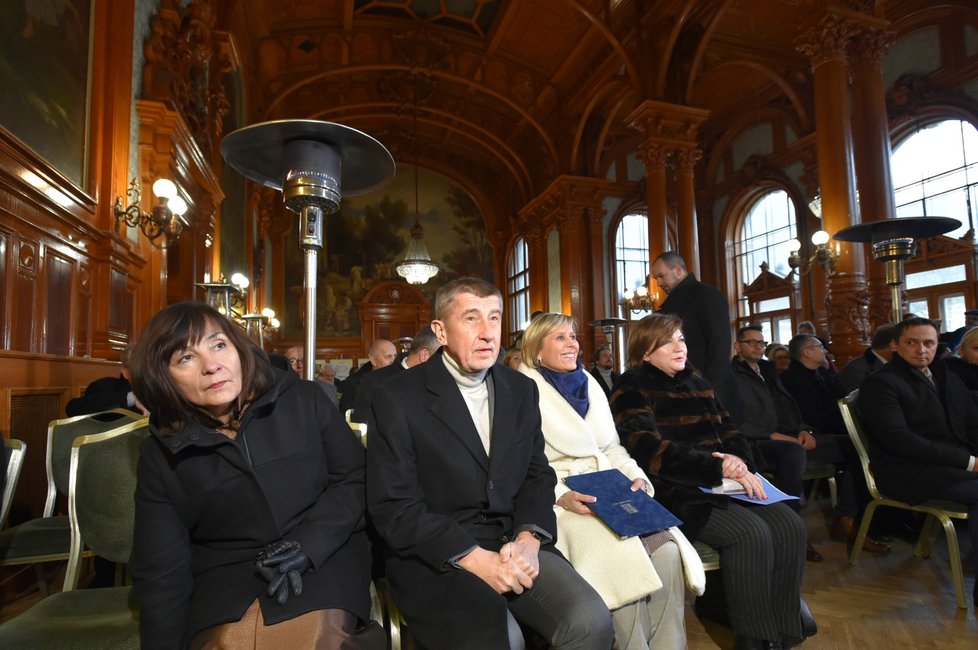 Ředitelka Národního památkového ústavu Naděžda Goryczková, premiér Andrej Babiš, hejtmanka karlovarského kraje Jana Vildumetzová a ministryně financí Alena Schillerová (všichni ANO) na  zahájení rekonstrukce Císařských lázní (14.12.2019)