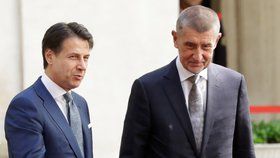 Italský premiér Giuseppe Conte (vlevo) a jeho český protějšek Andrej Babiš (ANO)