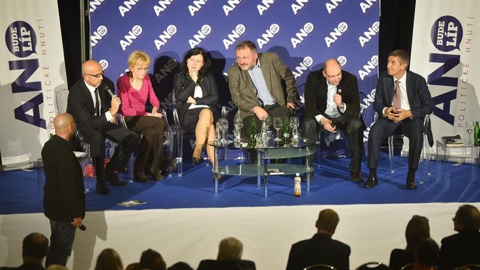 Předvolební shromáždění babišovců svoji atmosférou oscilují někde mezi mítinky sládkovců a prvomájovými demonstracemi komunistů