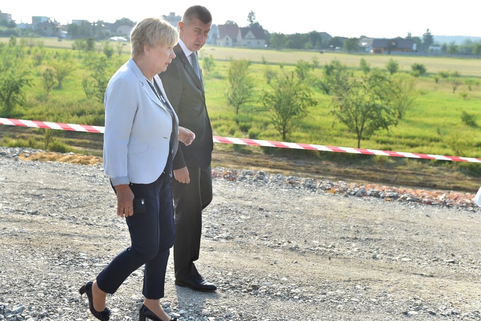 Předseda vlády v demisi Andrej Babiš (ANO) zahájil 5. června společně s dalšími členy vlády návštěvu Jihočeského kraje. Na snímku si prohlíží v doprovodu jihočeské hejtmanky Ivany Stráské úsek dálnice D3 u Ševětína.