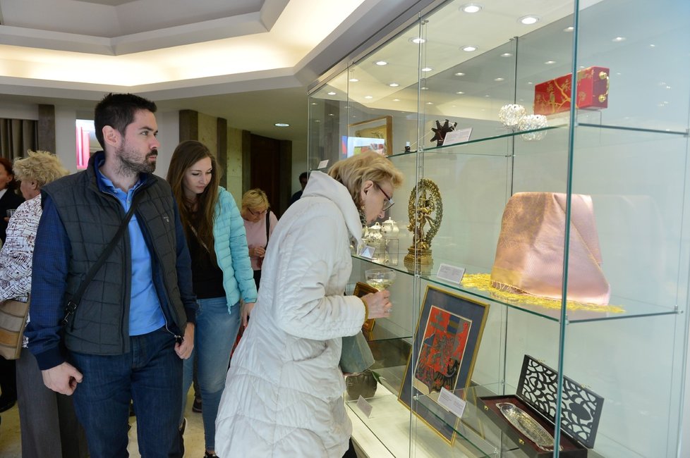 Výstavu s dary pro Babiše si prohlédli už i první návštěvníci. A to za přítomnosti premiéra (8. 5. 2019)