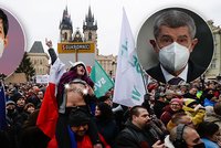 „Měli by myslet na zdravotníky.“ Dav ze Staromáku to schytal od TOP 09, Babiš se smál Klausovi