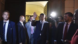 Babiš se v noci pokoušel mluvit s demonstranty. Ti po něm házeli lahve a vypískali ho