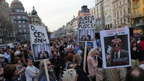 Lidé v Praze vyšli do ulic, protestovali proti Andreji Babišovi. (9.4.2018)