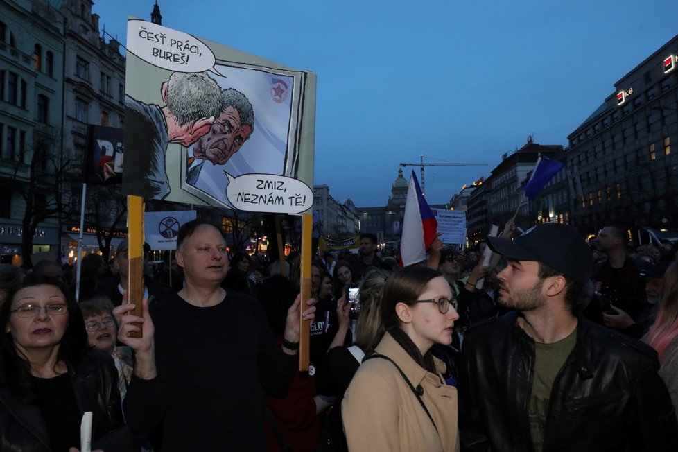 Lidé v Praze vyšli do ulic, protestovali proti Andreji Babišovi. (9. 4. 2018)